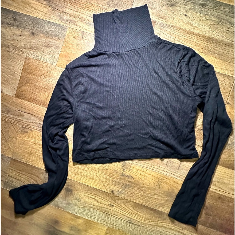Black ribbed crop long sleeve top